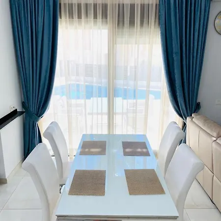 современный дом с бассейном Torrevieja
