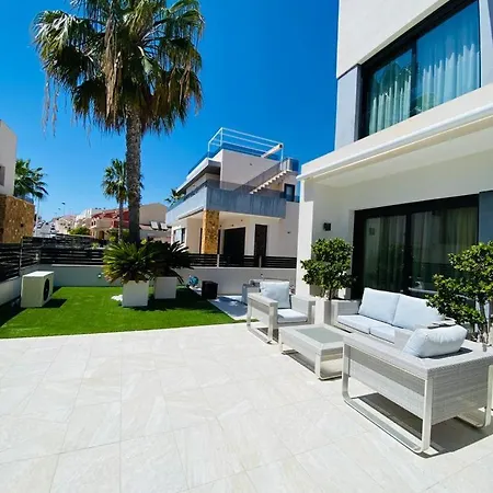 современный дом с бассейном Torrevieja