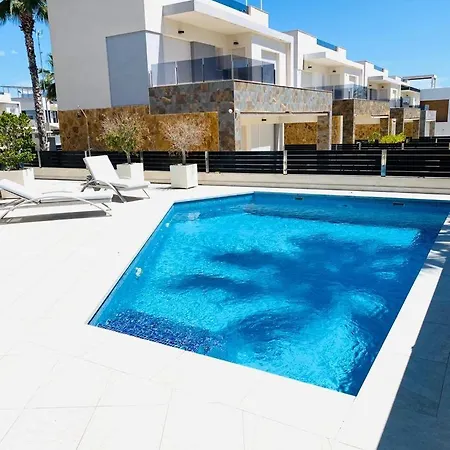 современный дом с бассейном Villa Torrevieja