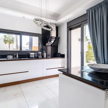 Villa современный дом с бассейном