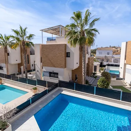 современный дом с бассейном Villa